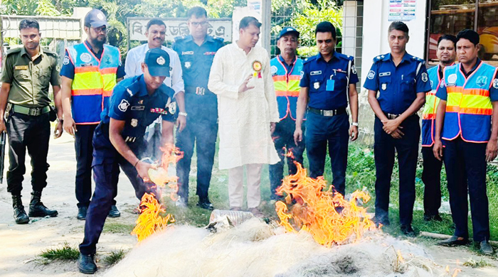  গোয়ালন্দের পদ্মায় নৌ পুলিশের অভিযানে  জব্দকৃত বিপুল পরিমাণ জাল পুড়িয়ে ধ্বংস
